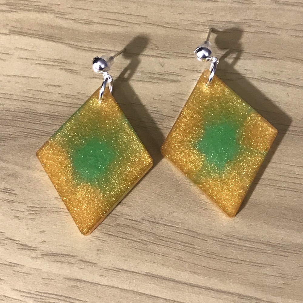 🔴 Metallic green & gold Post Earrings